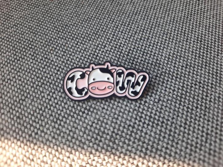 1 grappige koeien pin met de tekst COW te koop, Verzamelen, Speldjes, Pins en Buttons, Nieuw, Speldje of Pin, Overige onderwerpen