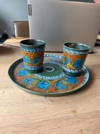 Vrolijk gedecoreerde Anjer set (Gouda) – schaal met 2 bekers, Ophalen of Verzenden