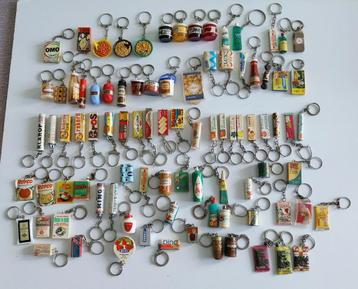 90 Oude sleutelhangers.  beschikbaar voor biedingen