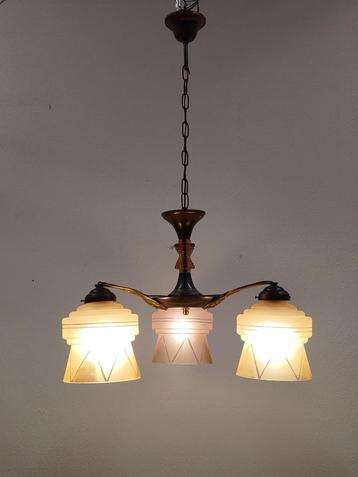 Art deco 3-armige luchter met rosalineglas beschikbaar voor biedingen
