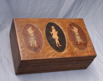 Antiek Frans eikenhouten kistje met ingelegd hout medallions beschikbaar voor biedingen