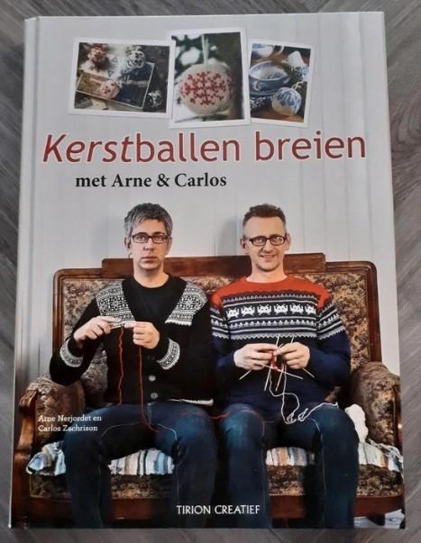 Kerstballen breien met Arne & Carlos - Arne Nerjordet, Hobby en Vrije tijd, Breien en Haken, Zo goed als nieuw, Breien, Patroon of Boek