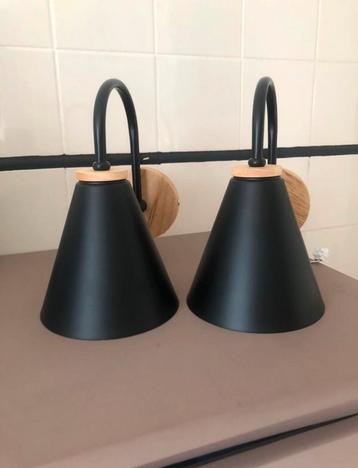 Wandlampjes hout en zwarte kapjes beschikbaar voor biedingen