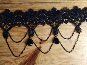 Victoriaans kanten choker en armband met rozenring beschikbaar voor biedingen