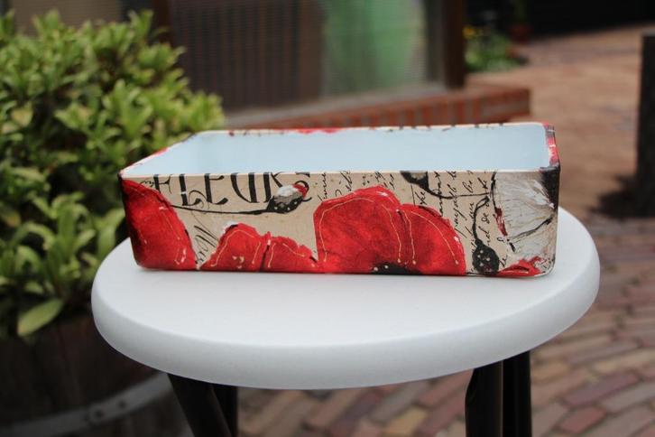 Handgemaakte keramieken schaal vaas met rode bloemen, Huis en Inrichting, Woonaccessoires | Vazen, Nieuw, Overige kleuren, Minder dan 50 cm