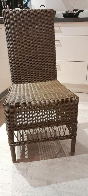 6 eetkamer stoelen  beschikbaar voor biedingen