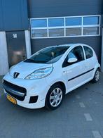 Peugeot 107 1.0 12V 5DR 2011 Wit, Auto's, Peugeot, Voorwielaandrijving, Euro 5, Stof, Zwart