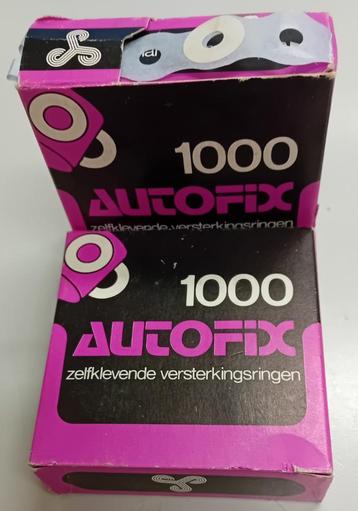 Te Koop: Twee rollen met zelfklevende versterkingsringen. beschikbaar voor biedingen