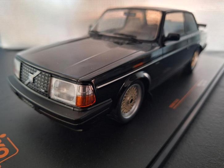 Volvo 240 Turbo Custom 1986 Schaal 1:18, Hobby en Vrije tijd, Modelauto's | 1:18, Nieuw, Auto, Overige merken, Ophalen of Verzenden