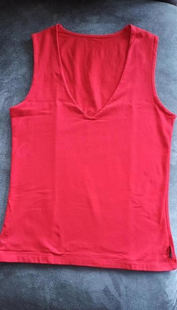 Rood shirt van 'Watcher' beschikbaar voor biedingen