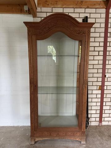 Antieke glazen kast met mooi houtsnijwerk beschikbaar voor biedingen