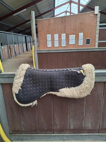 Zadel onderleggers (bontje) beschikbaar voor biedingen