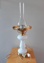 Vintage witte opaline glazen tafellamp, voorheen olielamp, Gebruikt, Ophalen of Verzenden, Glas, Vintage brocante