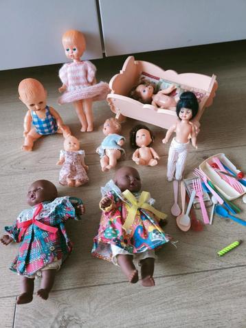 9 Vintage kleine popjes, 1 bedje en mini bestek beschikbaar voor biedingen