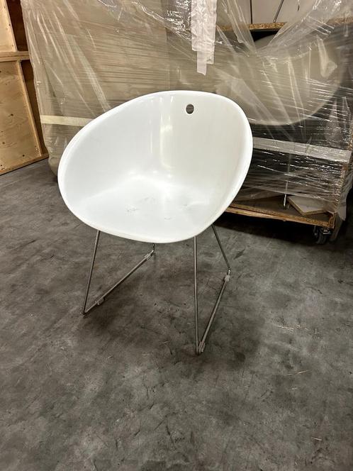 Moderne witte kuipstoelen – 12 stuks, Huis en Inrichting, Stoelen, Gebruikt, Vijf, Zes of meer stoelen, Kunststof, Wit, Ophalen