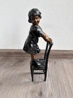 Bronzen beeldje van meisje op stoel, Antiek en Kunst, Kunst | Beelden en Houtsnijwerken, Ophalen of Verzenden