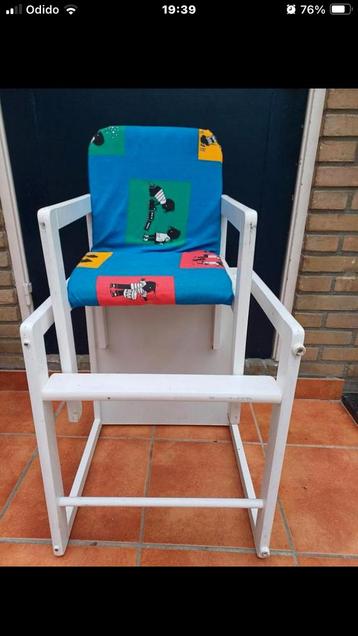 Kinderstoel plus tafel kleurrijk amby unisex ophalen €20 beschikbaar voor biedingen