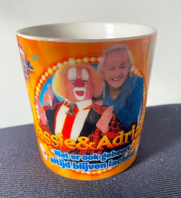Mok van Bassie en Adriaan. Hoogte 8,5 cm. beschikbaar voor biedingen