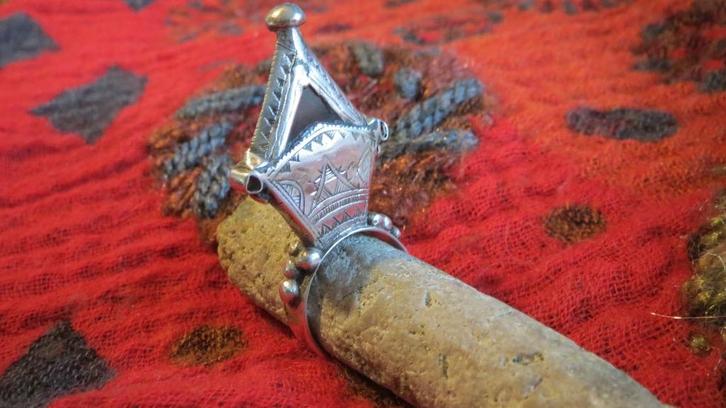 Zilveren Toeareg ring, maat 18, met carneool steen, Sieraden, Tassen en Uiterlijk, Ringen, Zo goed als nieuw, Dame of Heer, 17 tot 18