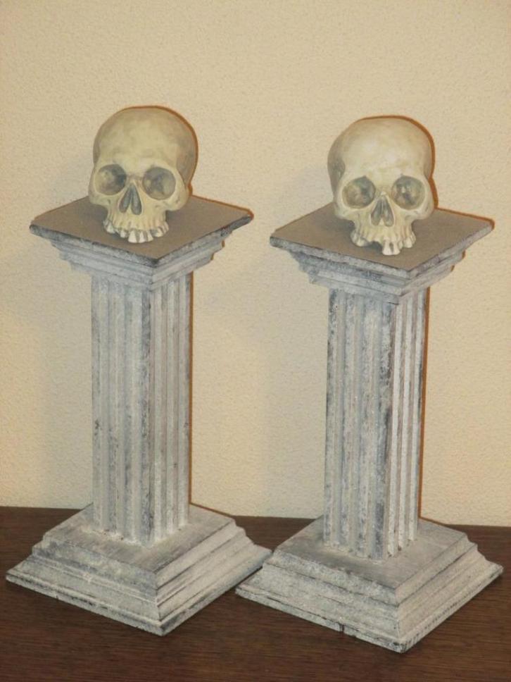 set van 2 schedeltjes op vintage zuiltjes, skulls on display, Verzamelen, Overige Verzamelen, Nieuw, Ophalen of Verzenden