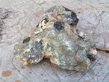 Ruwe prehniet met grote epidoot kristallen 379 gram beschikbaar voor biedingen