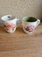 2 jet bekers  met roos, Huis en Inrichting, Keuken | Servies, Ophalen of Verzenden, Gebruikt, Overige stijlen, Kop(pen) en/of Schotel(s)