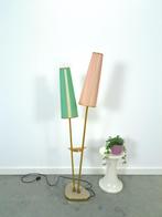 Jaren 50 vloerlamp met roze & groene kap en goudkleurig poot, Gebruikt, Metaal, Vintage jaren 50 vloerlamp, Ophalen of Verzenden