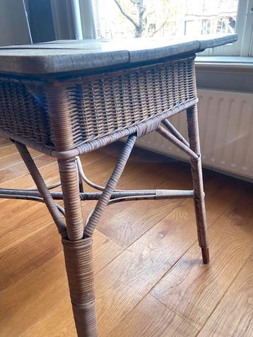 Tafel met rotan onderstel en een eiken houten blad. beschikbaar voor biedingen
