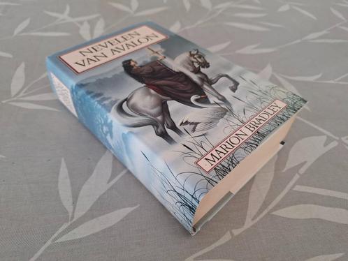 NEVELEN VAN AVALON - Marion Bradley, Boeken, Fantasy, Zo goed als nieuw, Ophalen of Verzenden