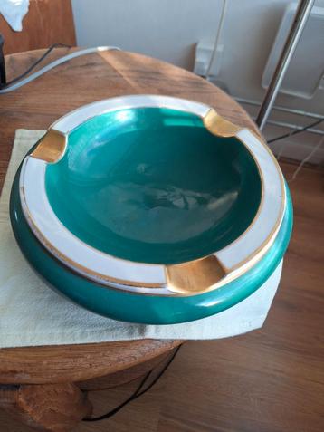 Vintage Smaragdgroene Asbak met Gouden Accenten beschikbaar voor biedingen