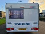 Adria Adora 432 PS Fransbed, Caravans en Kamperen, Caravans, Ringverwarming, Bedrijf, Treinzit, 750 - 1000 kg