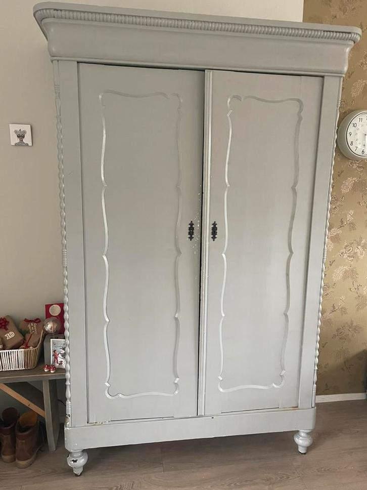 Mooie oude kast in een grijs groene kleur., Antiek en Kunst, Antiek | Meubels | Kasten, Ophalen