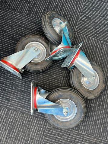 4 zwenkwielen beschikbaar voor biedingen