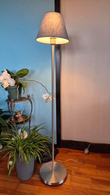 Leuke vloerlamp met stevige voet.