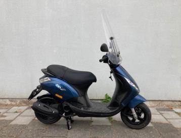 LEUKE PIAGGIO ZIP 4 TAKT SNOR MET WINDSCHERM ! BOUWJAAR 2013 beschikbaar voor biedingen