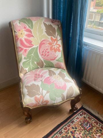 Antieke Houten Stoel met Bloemenmotief beschikbaar voor biedingen