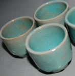 Drie turquoise gekleurde eierdopjes, Ophalen