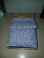 2 persoons bed met beddengoed voor poppenhuis 1:12, Ophalen of Verzenden, Zo goed als nieuw, Decoratie