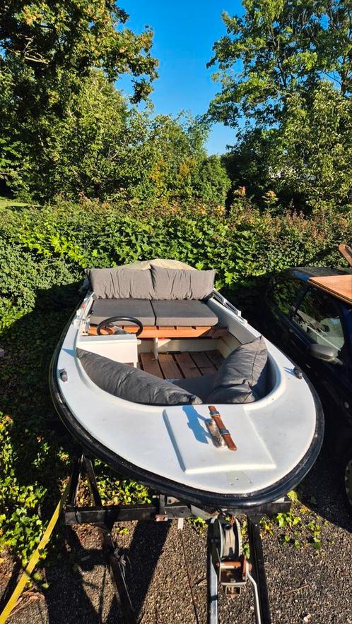 Boot + trailer, Watersport en Boten, Sloepen, Gebruikt, Tot 10 pk, 3 tot 6 meter, Buitenboordmotor, Benzine, Polyester, Ophalen
