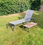 SUNS ligbed armleuningen + bijzettafel grijs/teak ALS nieuw, Tuin en Terras, Ophalen of Verzenden, Zo goed als nieuw, Aluminium