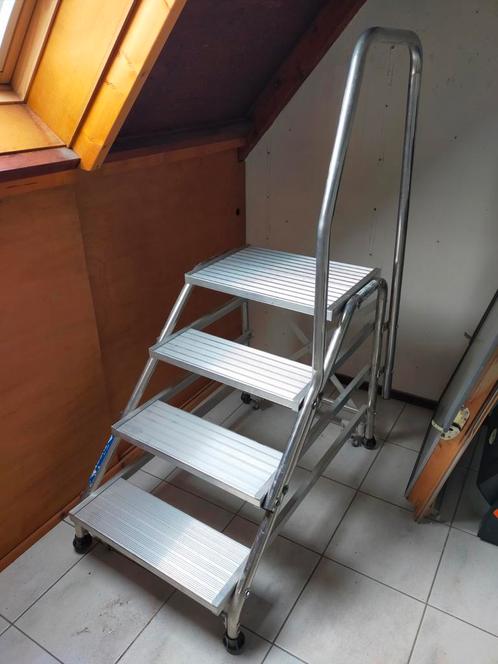 Tubesca aluminium trap 4 trades met leuning en wielen, Doe-het-zelf en Verbouw, Ladders en Trappen, Zo goed als nieuw, Ophalen