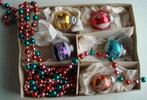 set kleine gekleurde kerstballen + slinger € 7,50, Ophalen of Verzenden, Gebruikt
