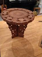 2-delig oud bruin tafeltje met Oosters houtsnijwerk, Huis en Inrichting, Tafels | Bijzettafels, Antiek, Minder dan 45 cm, Minder dan 55 cm