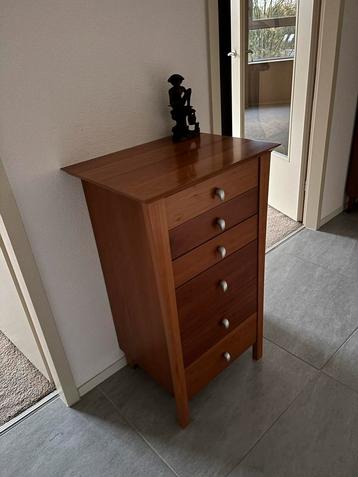 Houten ladekast met 5 lades beschikbaar voor biedingen