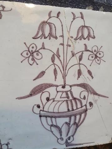 antieke aardewerk tegel uit ca 1800 bloem in een vaas beschikbaar voor biedingen