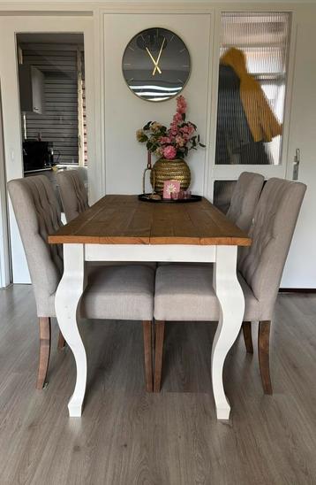 Landelijke eettafel met 4 gratis eetkamerstoelen beschikbaar voor biedingen