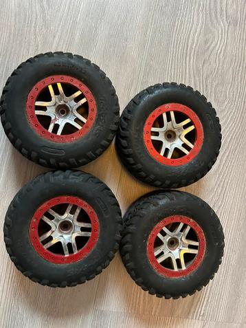 Traxxas Slash bandenset rood beschikbaar voor biedingen