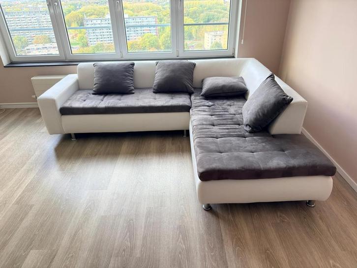 Grote lekker zittende kunstleren hoekbank wit met grijs, Huis en Inrichting, Banken | Complete zithoeken, Zo goed als nieuw, Ophalen