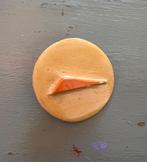 Vintage retro ronde gele moderne speld broche gesigneerd, Sieraden, Tassen en Uiterlijk, Broches, Overige materialen, 4 tot 7 cm