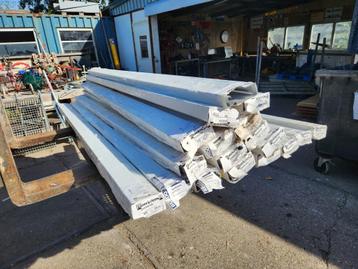 133 - Aluminium kozijnposten, deurposten, deuromlijsting beschikbaar voor biedingen